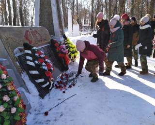 Юнармейцы Сердобского района возложили цветы к братской могиле