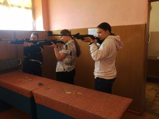 В тире только девушки
