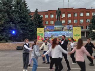 Участие хореографического коллектива "Каскад движений" в вечернем концерте на День города.