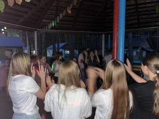 Первый день в «Солнечной поляне»: вечер знакомств Первый день в «Солнечной поляне»: вечер знакомств