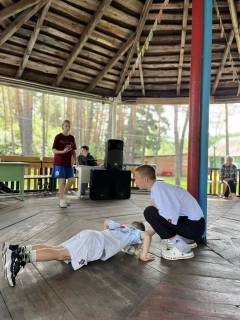 В «Солнечной поляне» в День самоуправления прошли соревнования по отжиманиям В «Солнечной поляне» в День самоуправления прошли соревнования по отжиманиям